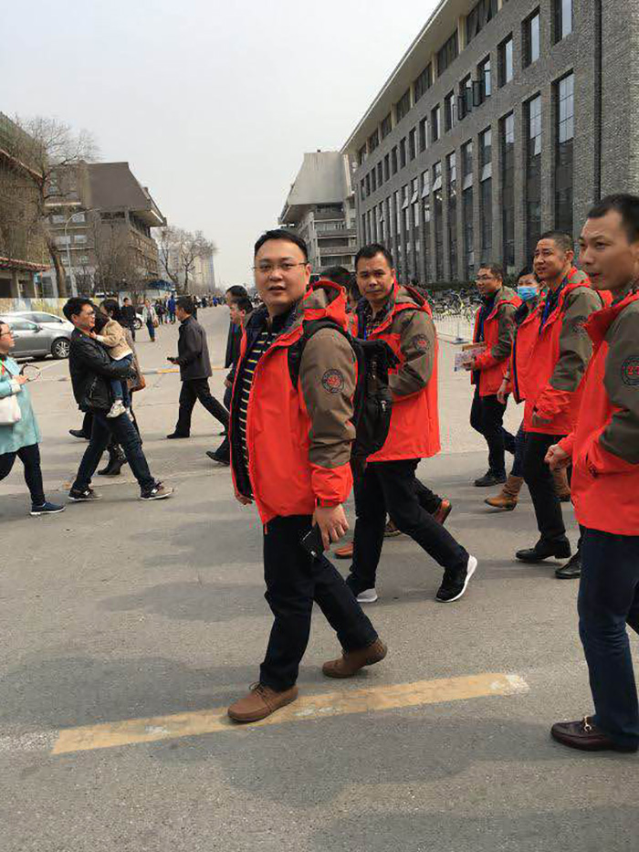 学员们穿着睿牛制衣厂生产的户外羽绒服走在北京的接头.jpg
