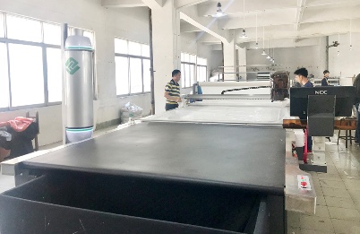 睿牛制衣—羽绒服加工厂家的自动裁床