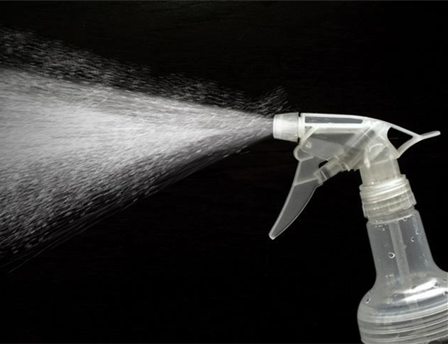 夹克生产工厂使用喷雾维护夹克防水性