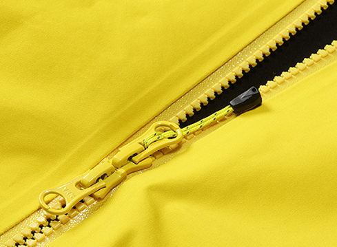 定制专家生产时尚潮牌冲锋衣