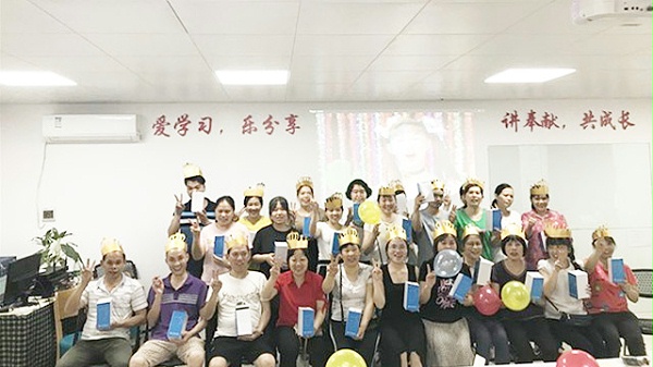 羽绒服生产厂家睿牛制衣的生日会 羽绒服生产厂家睿牛制衣的生日会