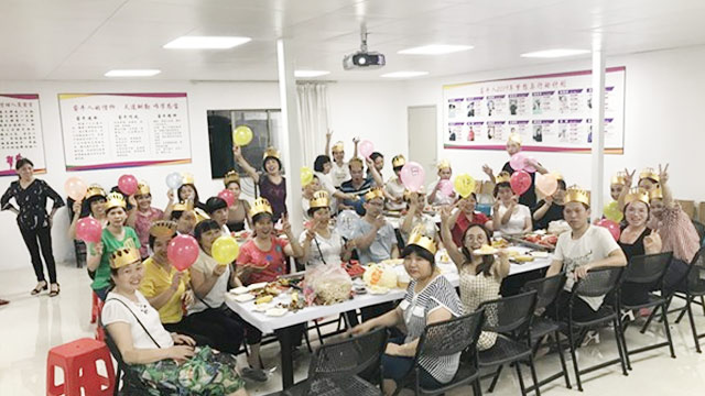 羽绒服生产厂家睿牛制衣的生日会 羽绒服生产厂家睿牛制衣的生日会